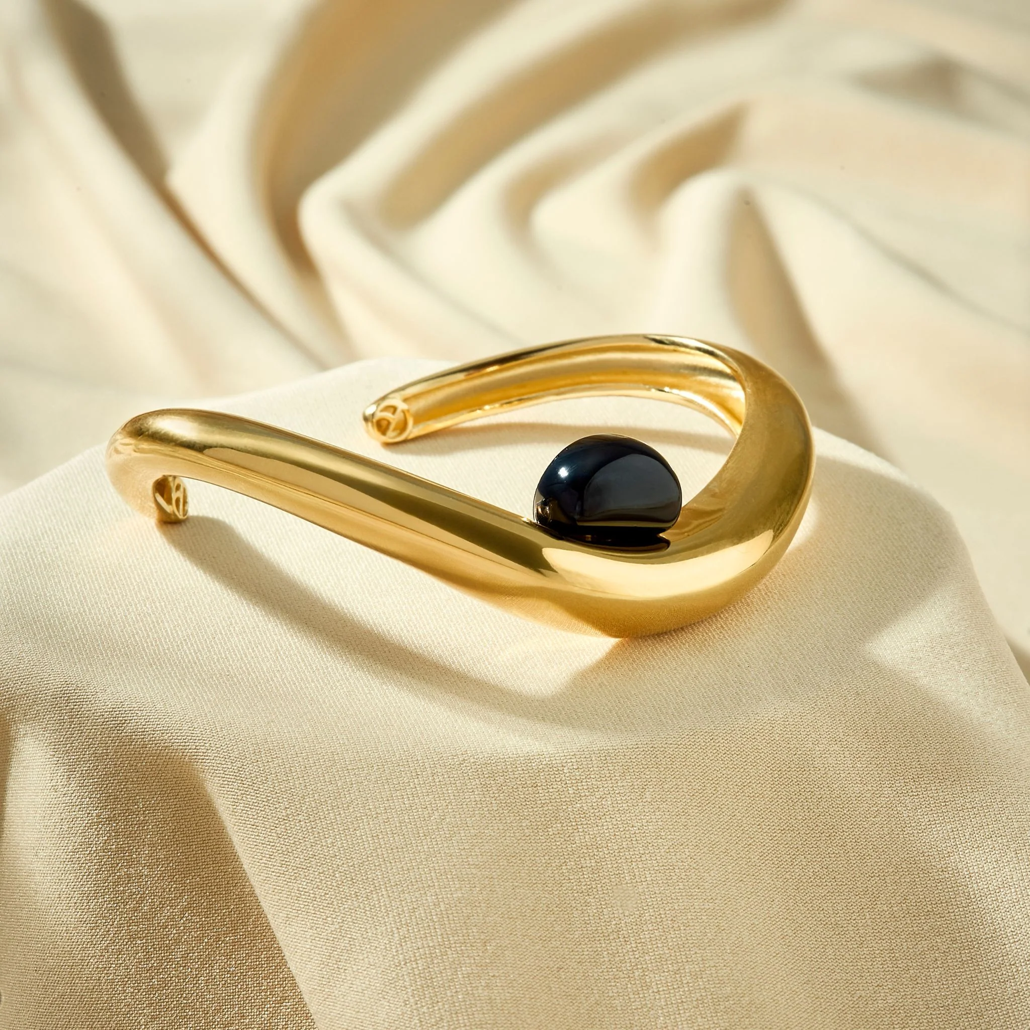 Gold Plated Onyx Presente Bracelet - Entre Camadas Collection - Image 3