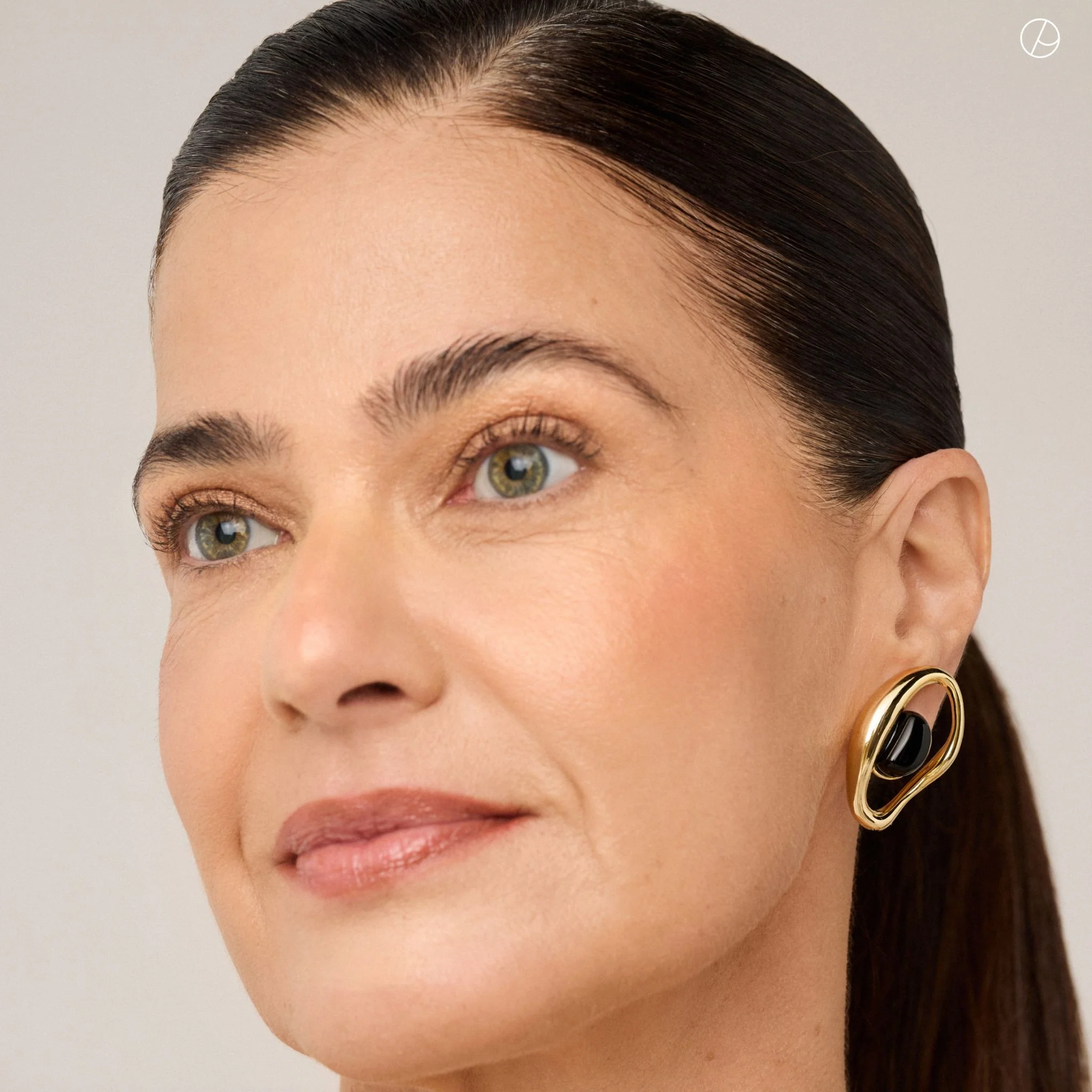 Gold Plated Onyx Presente Earring - Entre Camadas Collection - Image 2