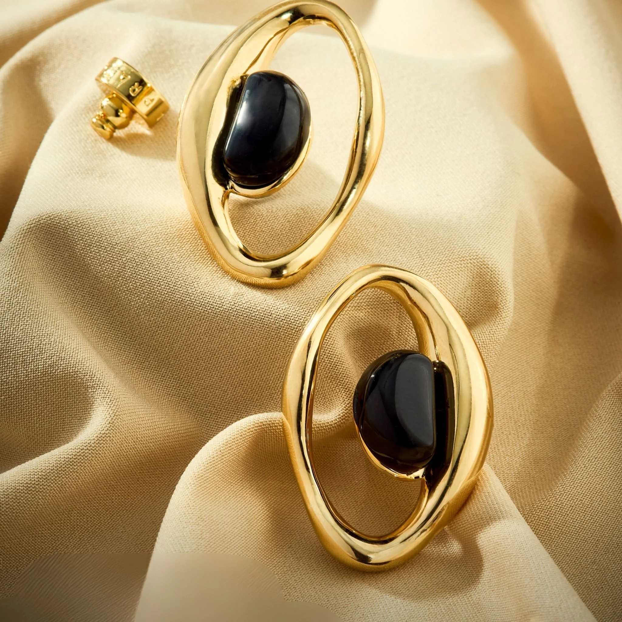 Gold Plated Onyx Presente Earring - Entre Camadas Collection - Image 3