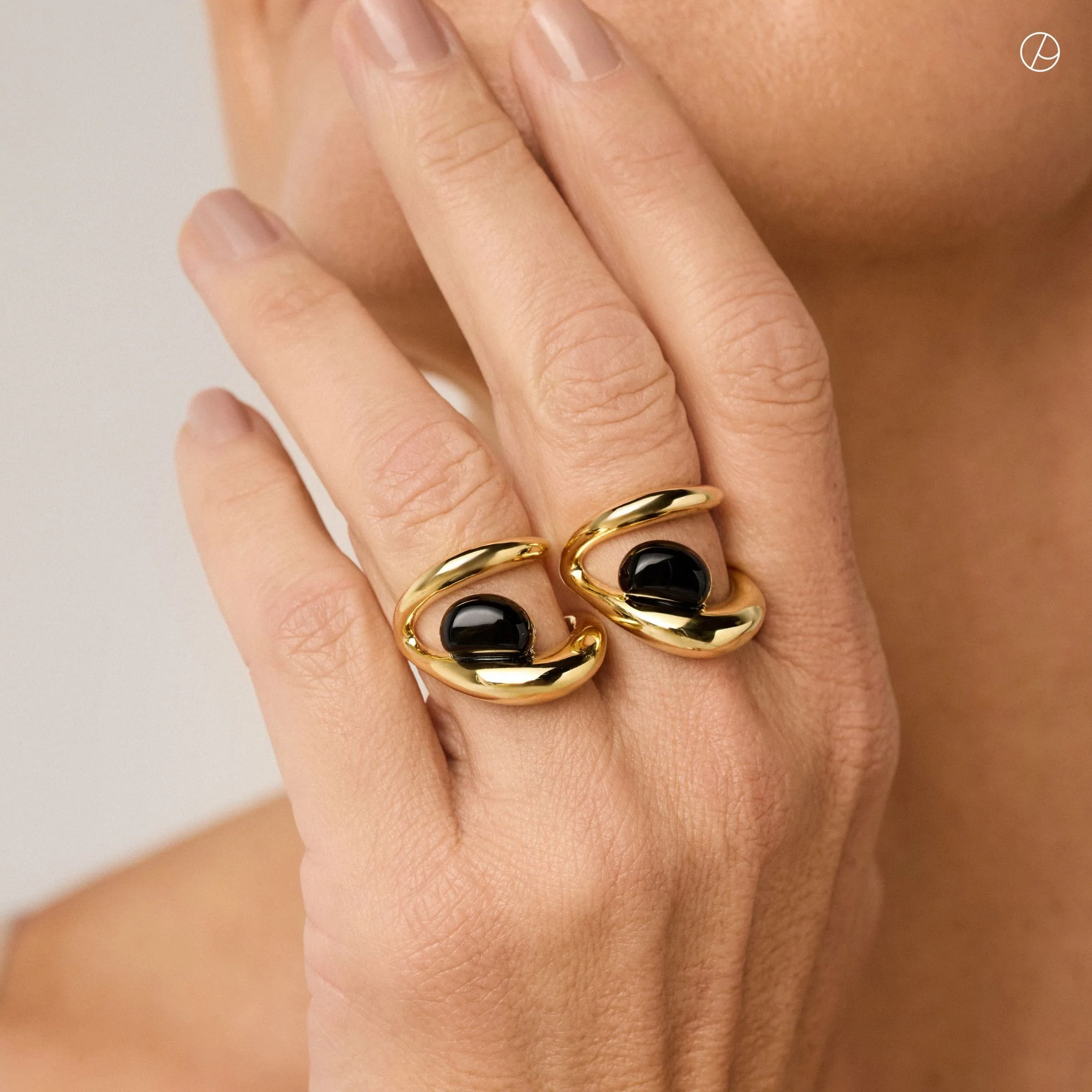 Gold Plated Onyx Presente Ring - Entre Camadas Collection - Image 2