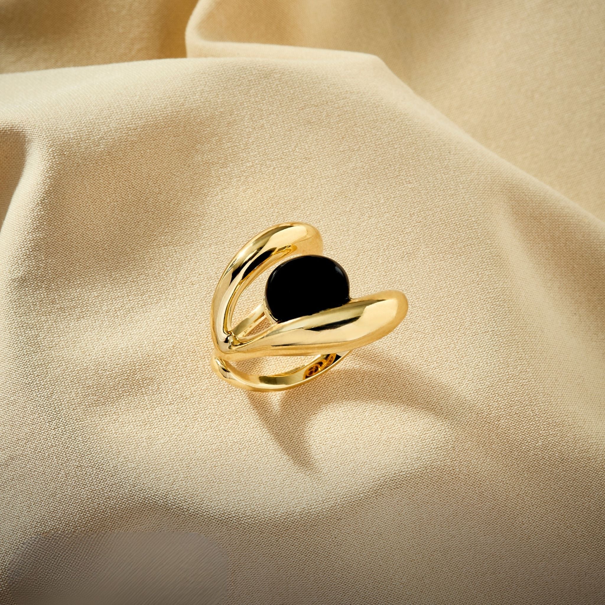 Gold Plated Onyx Presente Ring - Entre Camadas Collection - Image 3