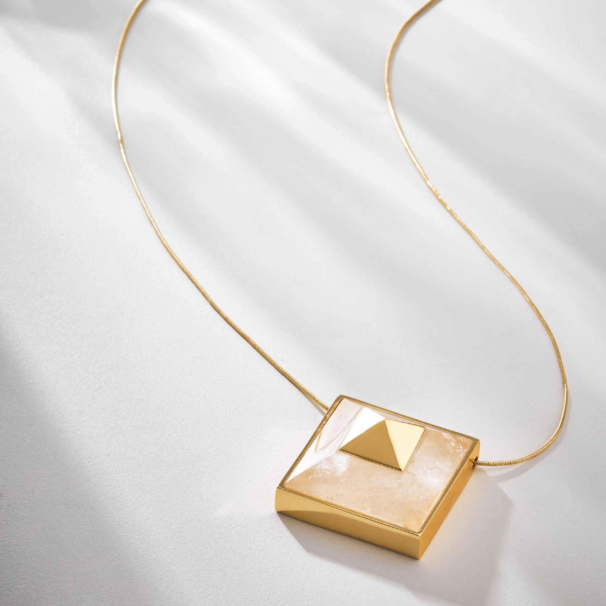Gold Vértice L Necklace - Faces Collection - Image 3