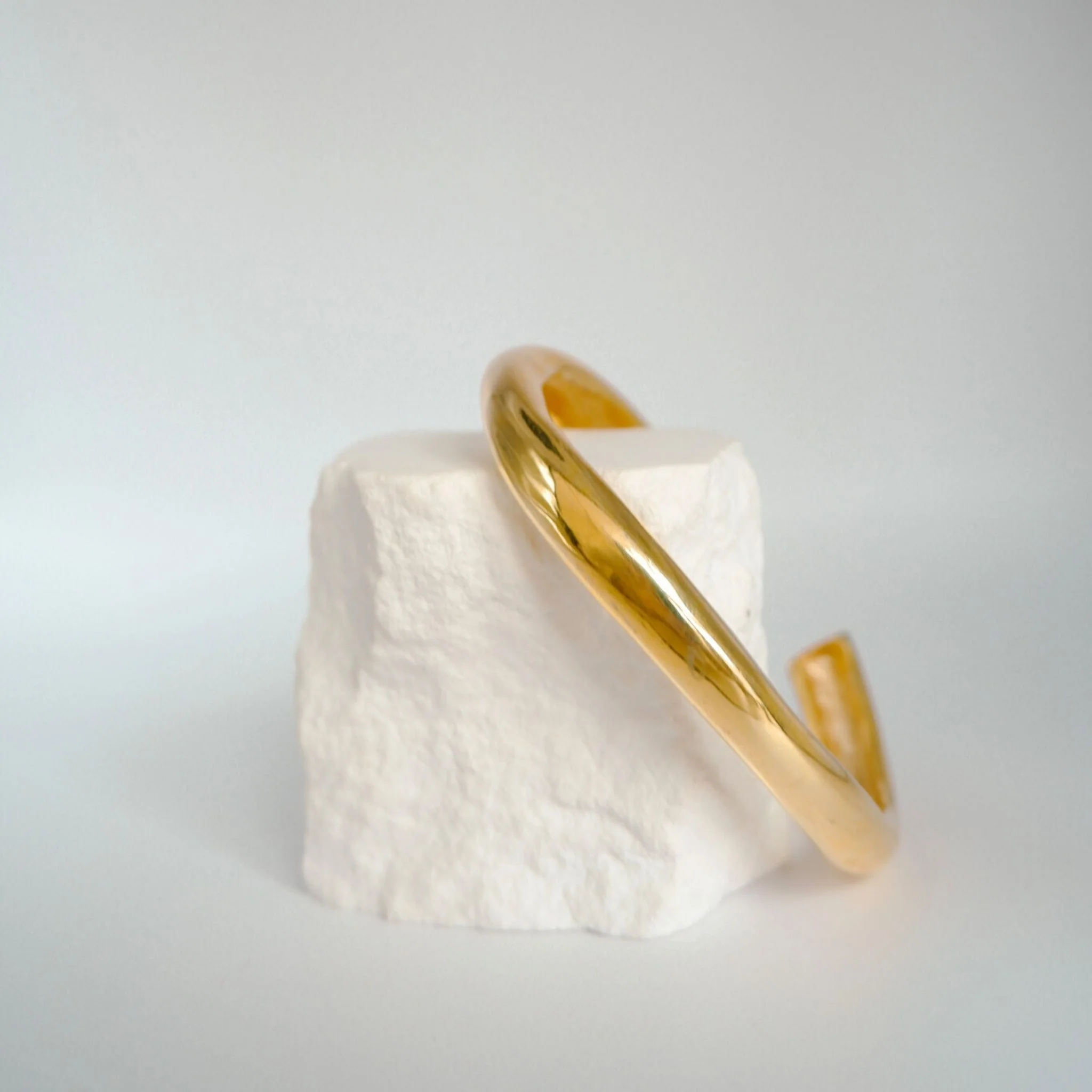 Thick Asymmetric Shiny Gold Bracelet - Image 2