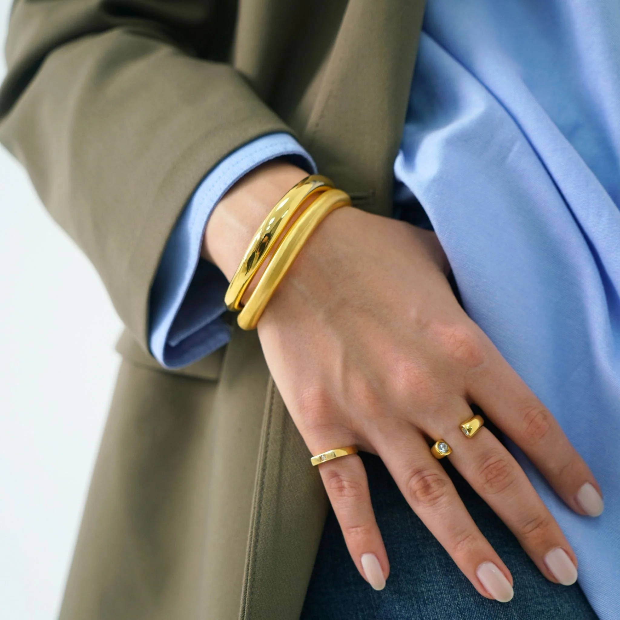 Thick Asymmetric Shiny Gold Bracelet - Image 3