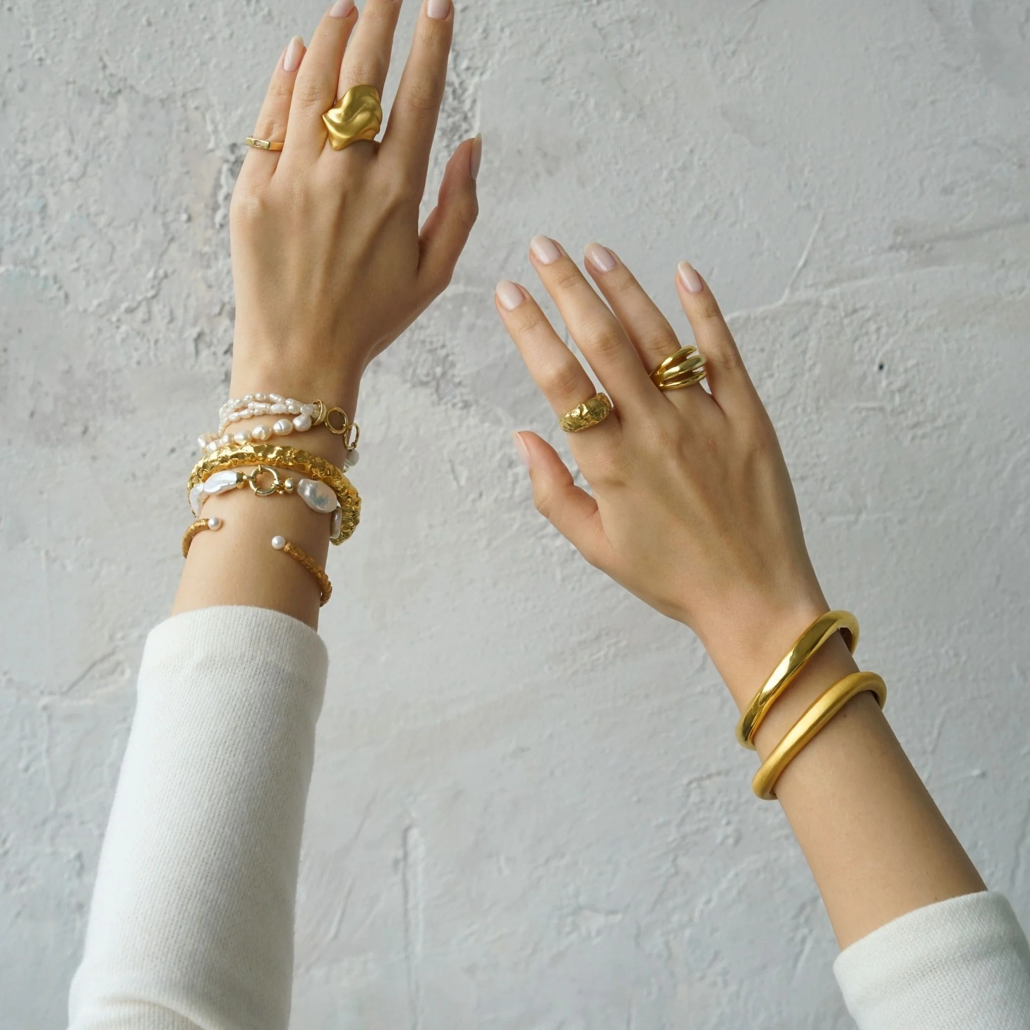 Thick Asymmetric Shiny Gold Bracelet - Image 4